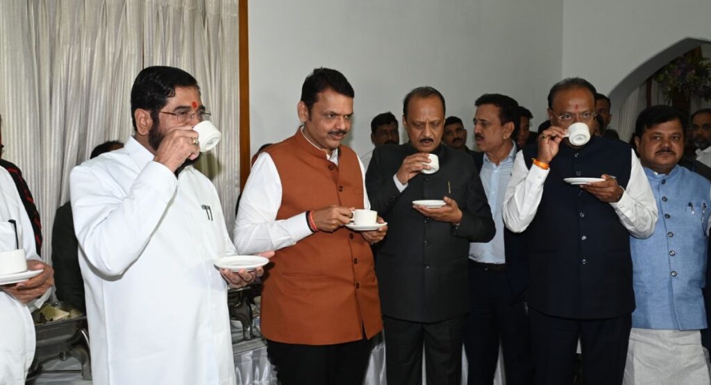 मुख्यमंत्री फडणवीस, उपमुख्यमंत्री शिंदे व अजित पवार यांच्या उपस्थितीत नागपुरात हिवाळी अधिवेशनाच्या पूर्वसंध्येला चहापान आयोजित.