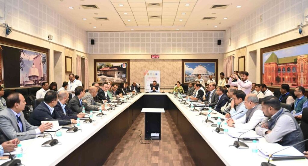 मुख्यमंत्री देवेंद्र फडणवीस यांनी नागपूरच्या विधानभवनात आशियाई विकास बँक संबंधित प्रकल्पांवर बैठक घेतली, ग्रामीण विकास व आरोग्य यावर विशेष भर दिला.