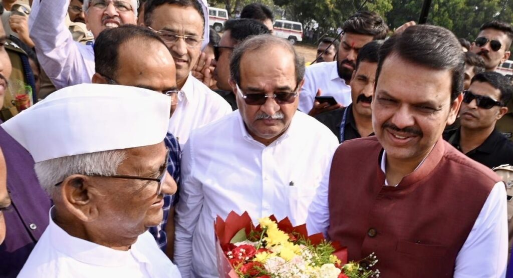 मुख्यमंत्री देवेंद्र फडणवीस यांचे अहिल्यानगर येथे आगमन, ज्येष्ठ नेत्यांसह स्थानिकांची उपस्थिती. अण्णा हजारे यांची भेट आणि शुभेच्छा.
