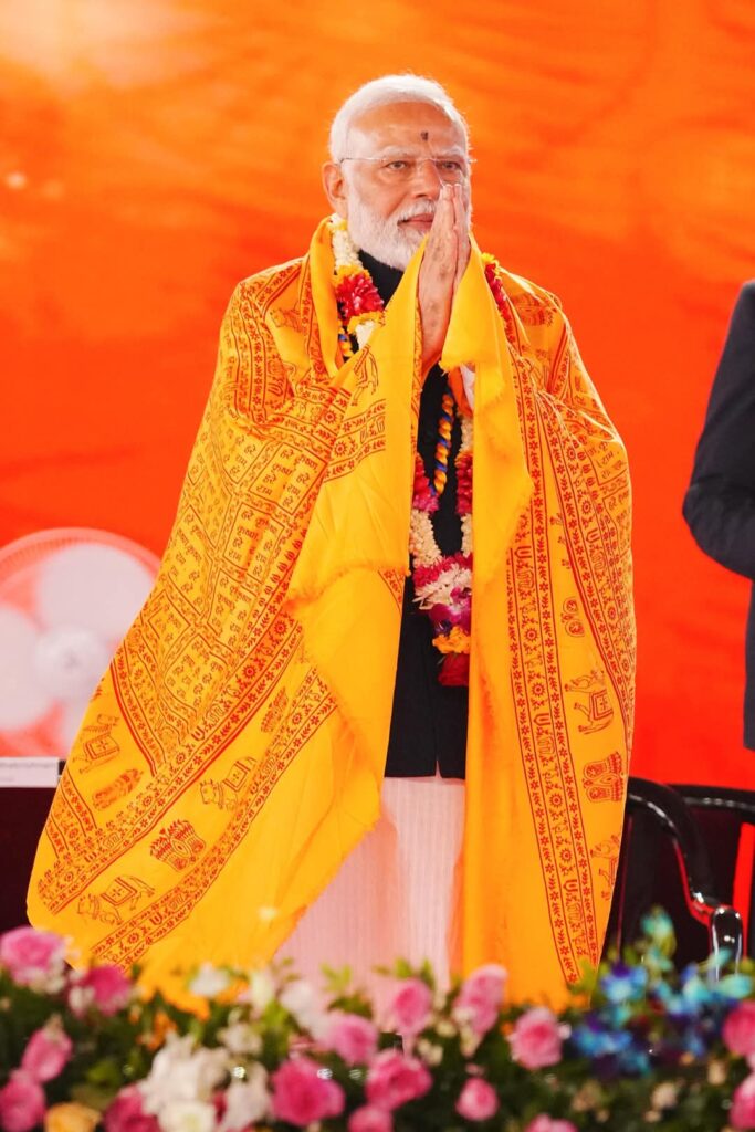 भारत देश केवळ भौगोलिक सीमांचे प्रतीक नसून जिवंत संस्कृतीचे द्योतक आहे. पंतप्रधान मोदी यांनी यावेळी भगवान श्रीकृष्णाच्या श्लोकांचा दाखला देत, खरी सेवा ही नि:स्वार्थी असल्याचे नमूद केले. सेवाभावाच्या या तत्त्वावर भारताची संस्कृती उभी आहे. इस्कॉनच्या माध्यमातून गीतेचे महत्त्व जनसामान्यांपर्यंत पोहोचले आहे. इस्कॉनचे वैदिक शिक्षण केंद्र, संग्रहालय, व उपासना स्थळे समाजाला जोडण्याचे कार्य करीत आहेत.