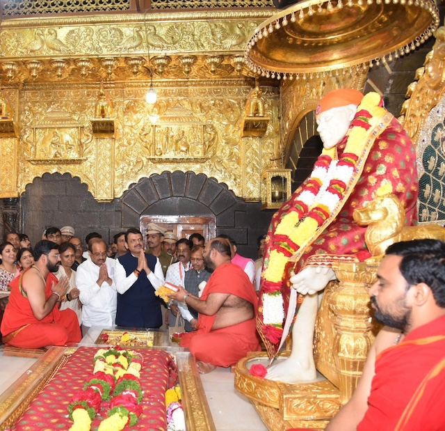 मुख्यमंत्री फडणवीस यांनी साईबाबा मंदिरात सुमारे ३० मिनिटे घालवली. या वेळी त्यांनी मंदिरातील अधिकाऱ्यांशी चर्चा केली आणि शिर्डीच्या विकासाबाबत काही महत्त्वाचे मुद्दे उपस्थित केले. त्यांनी शिर्डी विमानतळाच्या विकासावर विशेष लक्ष केंद्रित करण्याबाबत आपले विचार मांडले. फडणवीस यांनी या प्रकल्पाचे वेळेत पूर्णत्वासाठी संबंधित अधिकाऱ्यांना सूचना दिल्या.