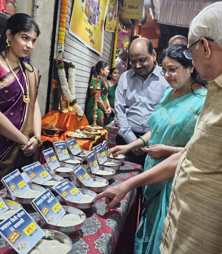 पुणे की ग्राहक पेठ ने अपने 34वें तांदूळ महोत्सव का उद्घाटन मेधा कुलकर्णी के हाथों किया, जहां बासमती, आंबेमोहोर और कोलम जैसे तांदूळ उपलब्ध हैं.