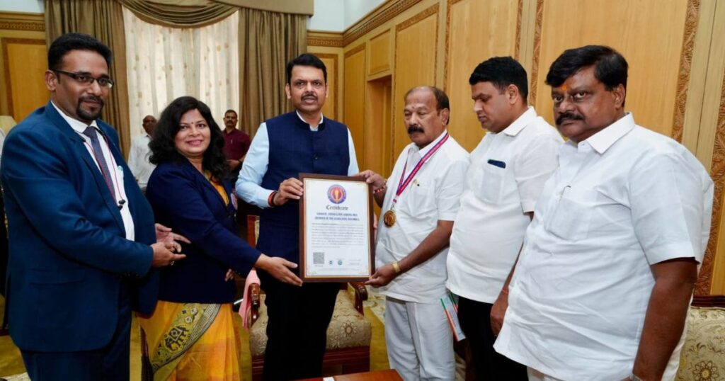 आ. कालिदास कोळंबकर यांना 'वर्ल्ड रेकॉर्डस् बूक ऑफ इंडिया'त विश्वविक्रम धारक म्हणून नोंद; मुख्यमंत्री देवेंद्र फडणवीस यांच्या हस्ते सन्मान.