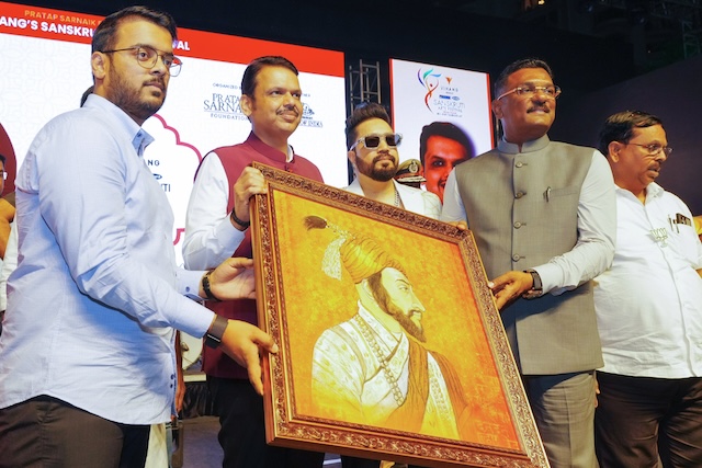 मुख्यमंत्री देवेंद्र फडणवीस यांच्या प्रमुख उपस्थितीत या उत्सवाचा समारोप करण्यात आला. यावेळी विविध कलाकारांनी आपल्या प्रतिभावंत कलाकृतींचे प्रदर्शन केले.