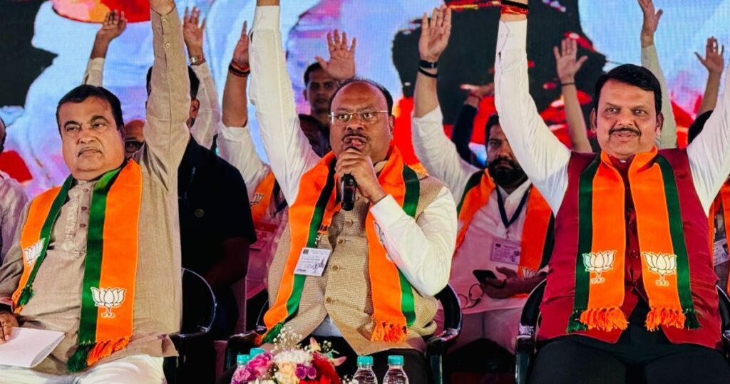 शिर्डीत भाजपचे महा-अधिवेशन पार पडले, ज्यात मुख्यमंत्री देवेंद्र फडणवीस व इतर वरिष्ठ नेत्यांनी महत्त्वाचे विचार मांडले.